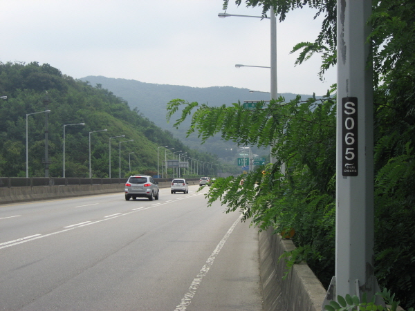 언주로(내곡방향) 구룡터널 종점 지난 880M(내곡교 시점) 사진